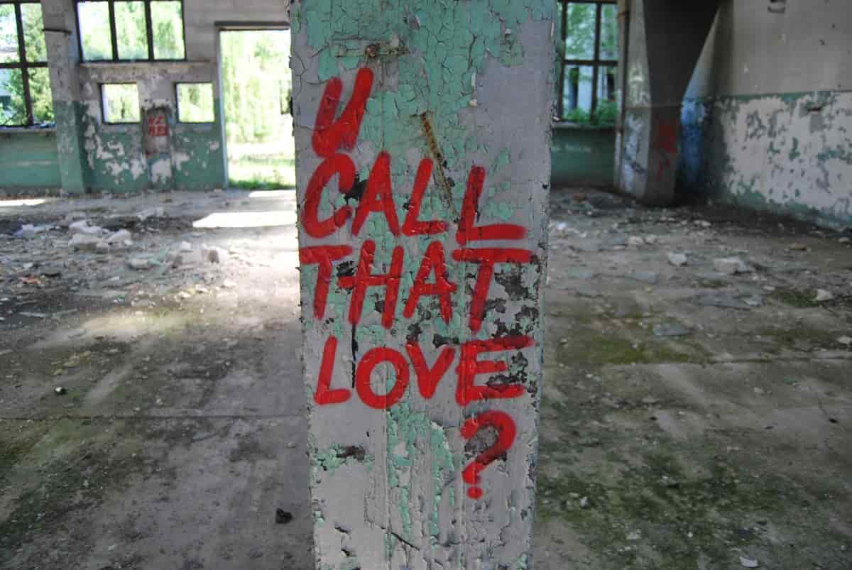 U Call That Love - o stronie